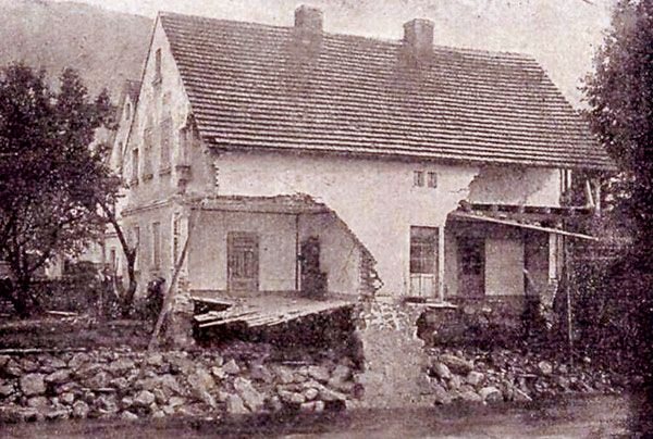 Uszkodzony dom nad brzegiem Kamiennej.