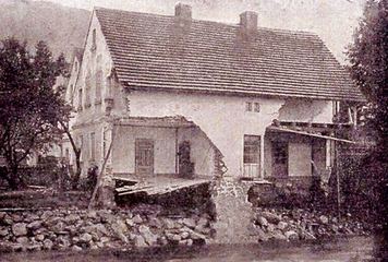Uszkodzony dom nad brzegiem Kamiennej.