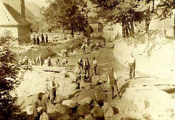 Sierpień 1897 roku: ze skutkami potopu walczą mieszkańcy Sobieszowa.
