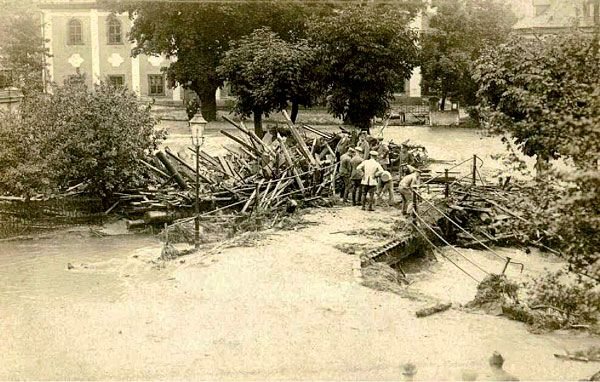 Zagrożony most podczas powodzi w 1897 roku.