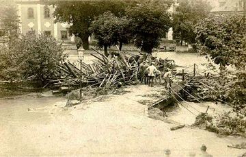 Zagrożony most podczas powodzi w 1897 roku.