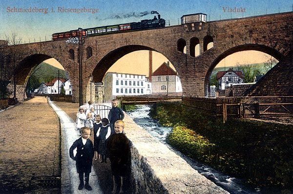 Ten sam wyregulowany po powodzi z 1897 roku potok. W tle most kolejowy i pociąg do Kamiennej Góry.