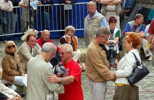 Aktorzy podczas lubomierskiego festiwalu. W tle Roman Kłosowski.