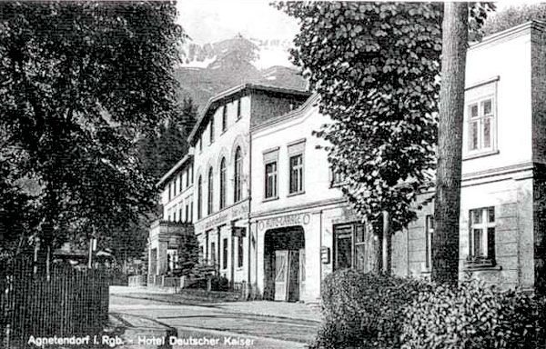 Hotel Deutscher Kaiser, a w tle – Schneegrueben (Śnieżne Kotły).