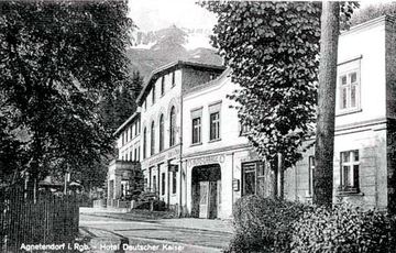 Hotel Deutscher Kaiser, a w tle – Schneegrueben (Śnieżne Kotły).