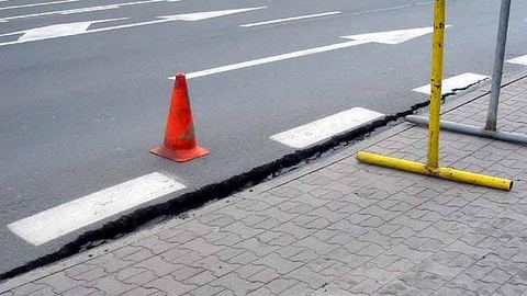 Pęknięcia między jezdnią a zatoką przystankową.