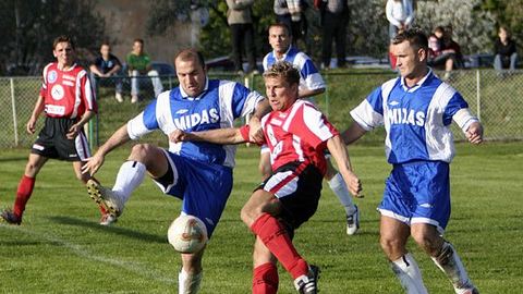 Na pierwszym planie Arkadiusz Gawlik w barwach Lotnika w meczu z Włókniarzem Mirsk przegranym 1:2.