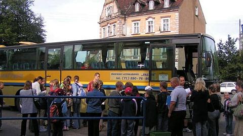 Przed odjazdem stan techniczny autobusu został dokładnie sprawdzony przez jeleniogórską policję.