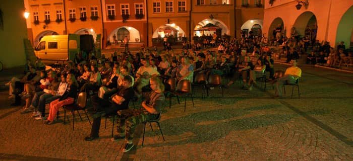 Projekcje na Placu Ratuszowym gromadzą sporą liczbę miłośników filmu