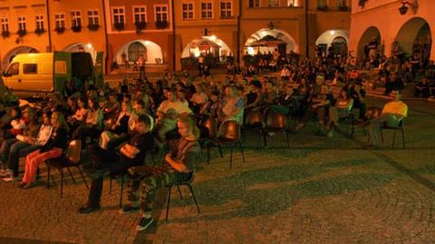 Projekcje na Placu Ratuszowym gromadzą sporą liczbę miłośników filmu