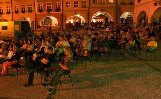 Projekcje na Placu Ratuszowym gromadzą sporą liczbę miłośników filmu
