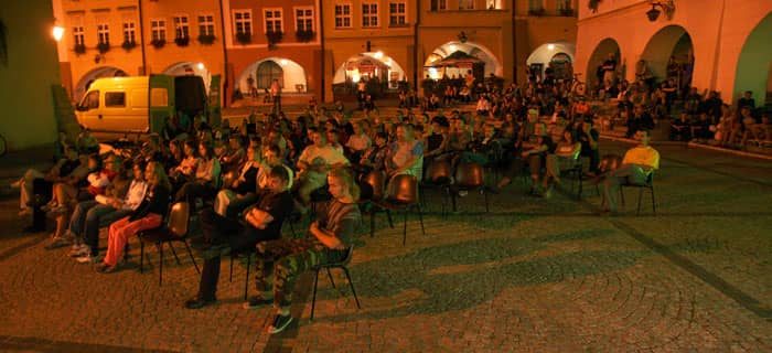 Projekcje na Placu Ratuszowym gromadzą sporą liczbę miłośników filmu