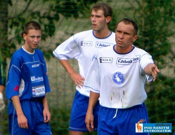 Woskar na kolanach przed Lotnikiem