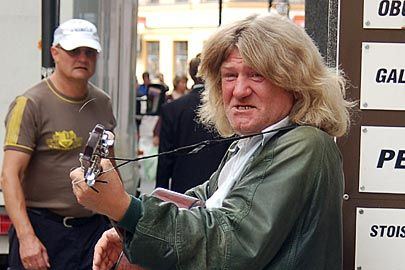 Staszek Nagajek nie rozstaje się z ukochaną gitarą