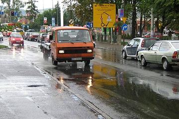 Wilcze doły w asfalcie