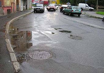Wilcze doły w asfalcie