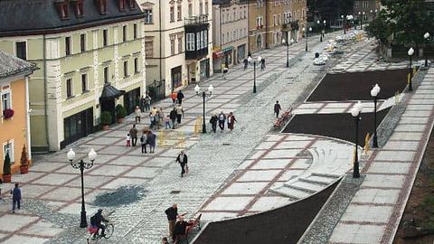 Ozdoby nawierzchni placu warto oglądać z wyższej perspektywy. Czy nowy
