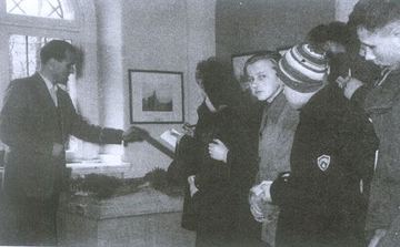 Steć oprowadza wycieczkę po Muzeum Okręgowym (dziś Karkonoskie), lata 60-te ubiegłego wieku.