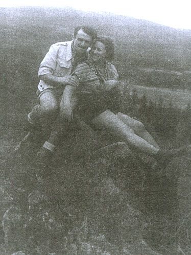 Pamiątka z wycieczki w góry z lat 50-tych. Tadeusz Steć z nieznaną turystką.