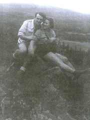 Pamiątka z wycieczki w góry z lat 50-tych. Tadeusz Steć z nieznaną turystką.
