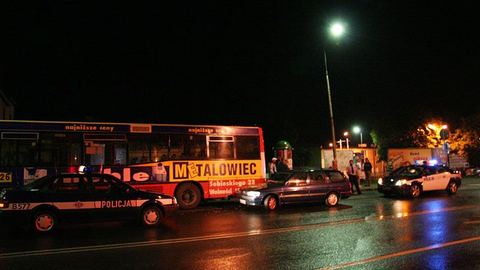 Dzięki szybkiej reakcji kierowcy Forda pieszy nie ucierpiał.