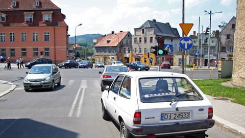Ulicą Sobieskiego (w tle) zostanie poprowadzony objazd dla samochodów osobowych z powodu remontu skrzyżowania Podwala z ul. Mostową.