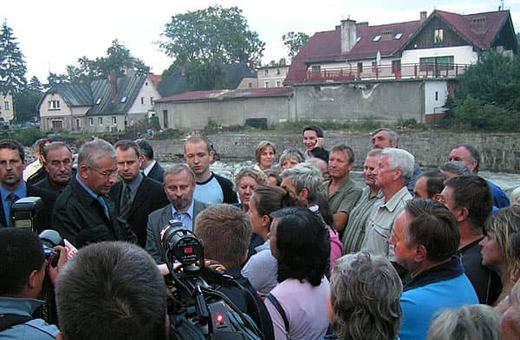 Po powodzi Piechowice odwiedził wicepremier Ludwik Dorn. Wówczas nikt nie zarzucał leśnikom, że nieprawidłowo gospodarują lasami.