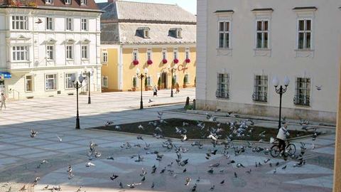 Historyczne słupki spięte łańcuchami zniknęły sprzed fasady cieplickiego pałacu.