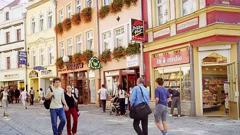 Spokojna w dzień ulica centrum Jeleniej Góry. We wtorek wieczorem ktoś ten spokój zburzył.