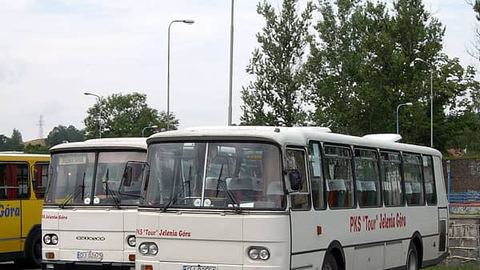 Autosany na jeleniogórskim dworcu obsługują lokalne połączenia.