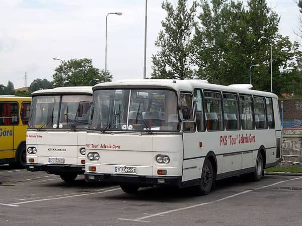 Autosany na jeleniogórskim dworcu obsługują lokalne połączenia.
