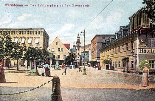 Koniec XIX wieku na Schlossplatz. Na pierwszym planie sporne dziś słupki usunięte podczas remontu.