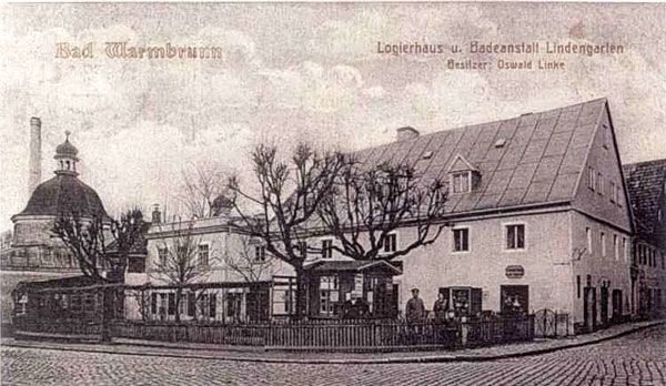 Schlossplatz sfotografowany z przeciwnej strony. Basenu ani zabudowań dziś tam nie ma. Znajduje się tam narożnik domu zdrojowego z 1930 roku.