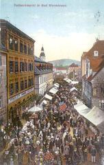 Kiermasz na Schlossplatz – tłumy zainteresowanych.