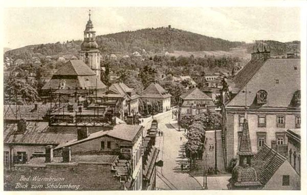 Panorama placu Zamkowego i ulicy Jeleniogórskiej z wieży kościoła katolickiego. Szkoda, że dziś jest ona niedostępna dla zwiedzających.