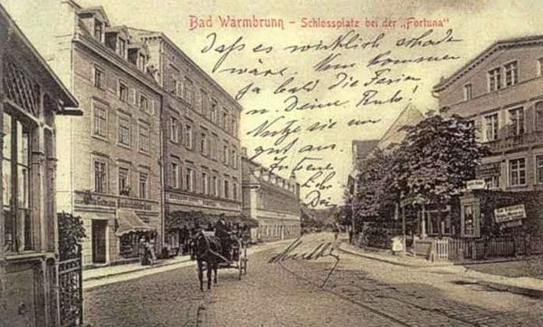 Plac Piastowski (Schlossplatz) u wylotu w kierunku Sobieszowa. Po lewej weranda jednego z pensjonatów.