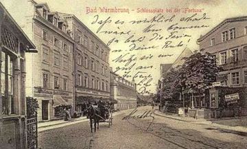 Plac Piastowski (Schlossplatz) u wylotu w kierunku Sobieszowa. Po lewej weranda jednego z pensjonatów.