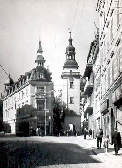 Spacer placem Piastowskim w latach 60-tych. Po prawej popularne do dziś delikatesy. W tle obskurna latarnia.