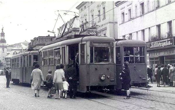 Kolejka przed „Katarzynką” i pasażerowie wsiadający do tramwaju na placu Piastowskim.
