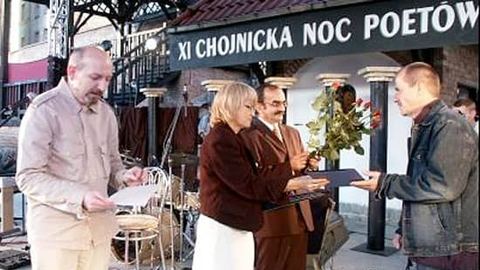Lesław Wolak odbiera nagrodę w Chojnicach.