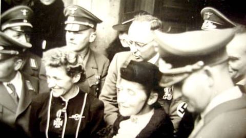 Hanna Reitsch po otrzymaniu tytułu honorowej obywatelki Jeleniej Góry przed ratuszem. W tle ówczesny burmistrz. Lata 30-te ubiegłego wieku.
