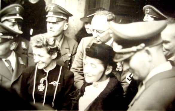 Hanna Reitsch po otrzymaniu tytułu honorowej obywatelki Jeleniej Góry przed ratuszem. W tle ówczesny burmistrz. Lata 30-te ubiegłego wieku.