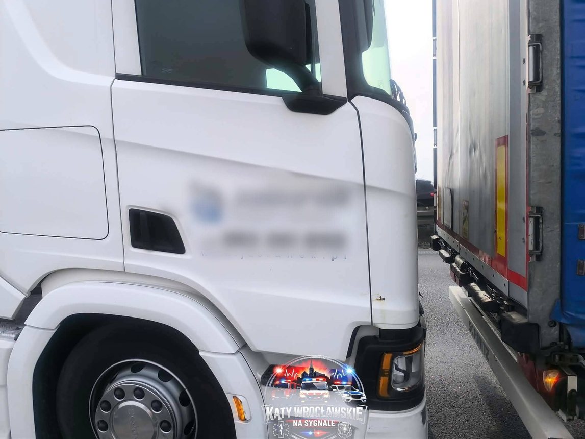 Dzień jak co dzień... Zderzenie trzech ciężarówek na A4