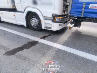 Dzień jak co dzień... Zderzenie trzech ciężarówek na A4