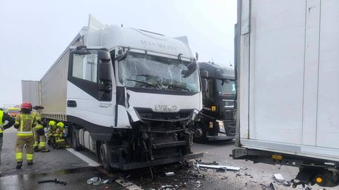 Dzień jak co dzień... Zderzenie trzech ciężarówek na A4