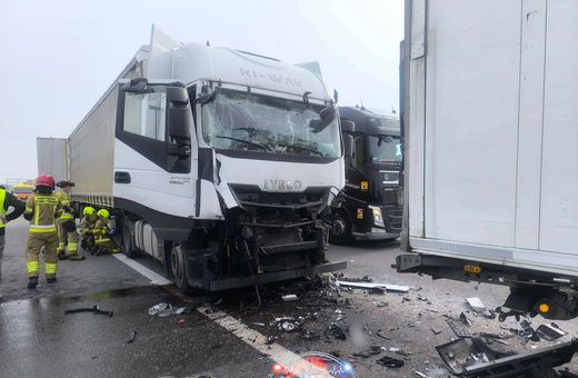 Dzień jak co dzień... Zderzenie trzech ciężarówek na A4