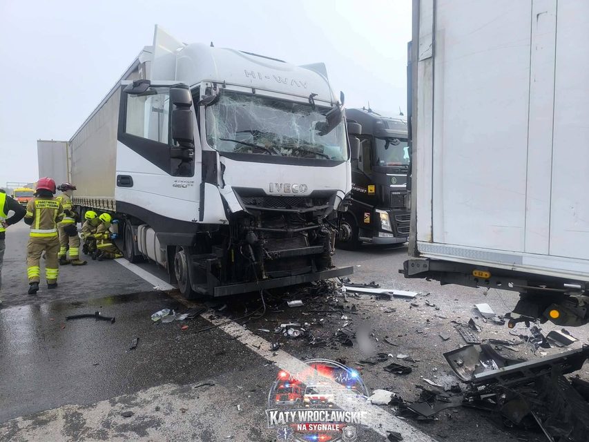 Dzień jak co dzień... Zderzenie trzech ciężarówek na A4