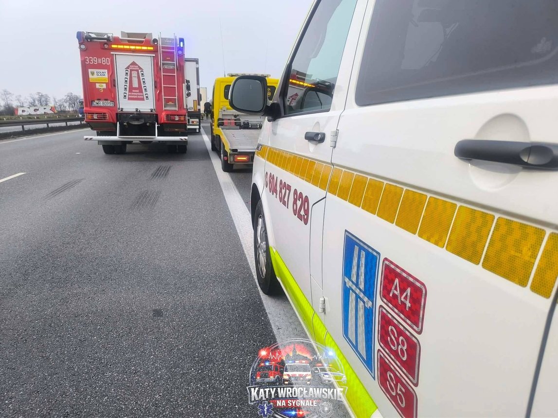 Dzień jak co dzień... Zderzenie trzech ciężarówek na A4