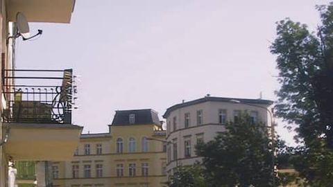 Na prywatnym parkingu przy ulicy Jasnej sporo wolnego miejsca. Właściciele pojazdów wolą zostawiać samochody gdzie indziej.
