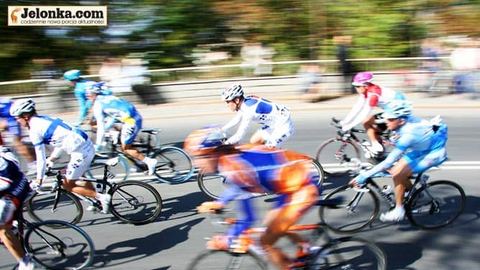 Peleton śmiga wiaduktem przy ul. Wincentego Pola.